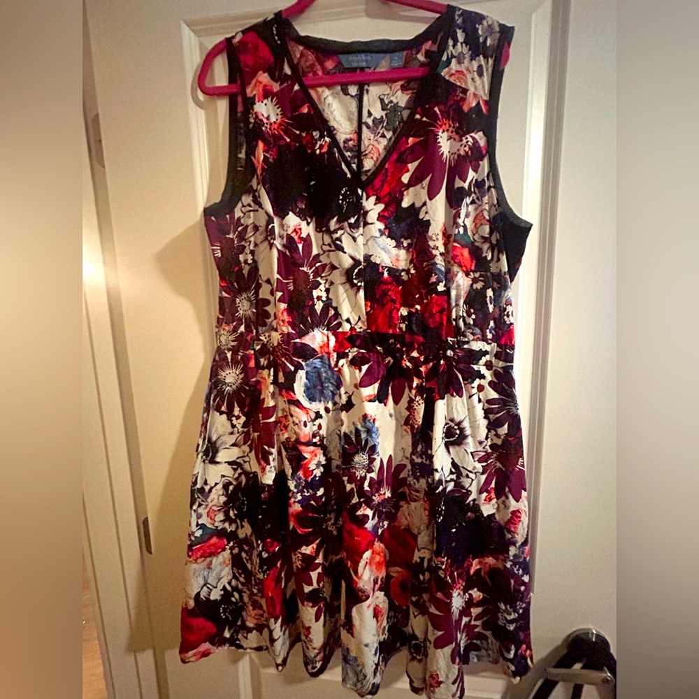 Simply Vera Vera Wang Black and Red Sleeveless V-Neck Midi Dress